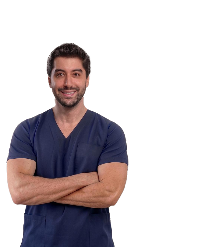 Dr. Diego Meneghel, ortopedista, de terno azul-marinho e braços cruzados