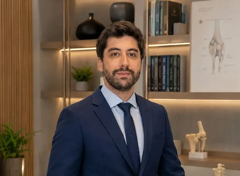 Dr. Diego Meneghel, ortopedista especialista no tratamento de fraturas do pé e tornozelo, com o Dr. Diego Meneghel — ortopedista de pé e tornozelo em Florianópolis e Tubarão